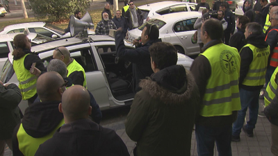 Centenares de taxistas se concentran frente a la Asamblea de Madrid