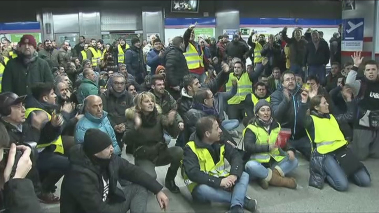 Los taxistas mantienen la huelga y amenazan con actos "más contundentes"