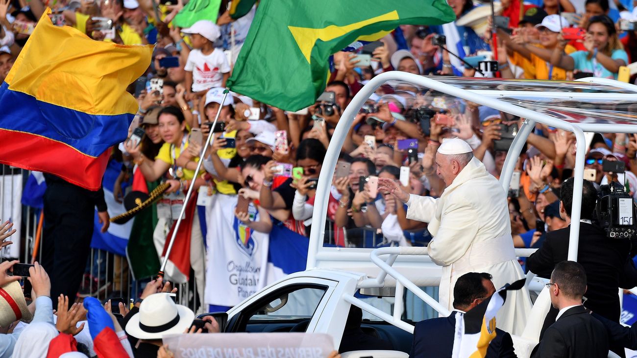 El Papa clama contra la cultura de la "división" y se entrega a los jóvenes