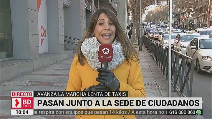 Los taxistas pasan delante de la sede de Ciudadanos