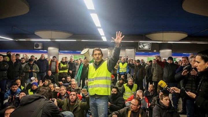 Los taxistas de Madrid concentrados en Ifema bajan al Metro con sus protestas