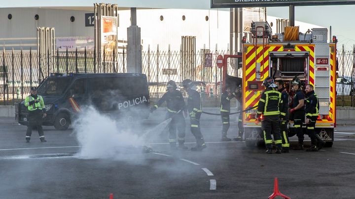 Bomberos apagan una hoguera en Ifema / EFE