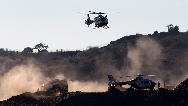 Imagen de los helicópteros que trabajan en Totalán