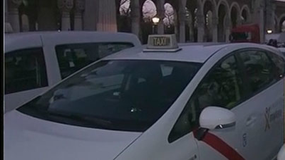 Un centenar de taxistas bloquea la entrada del cementerio de la Almudena