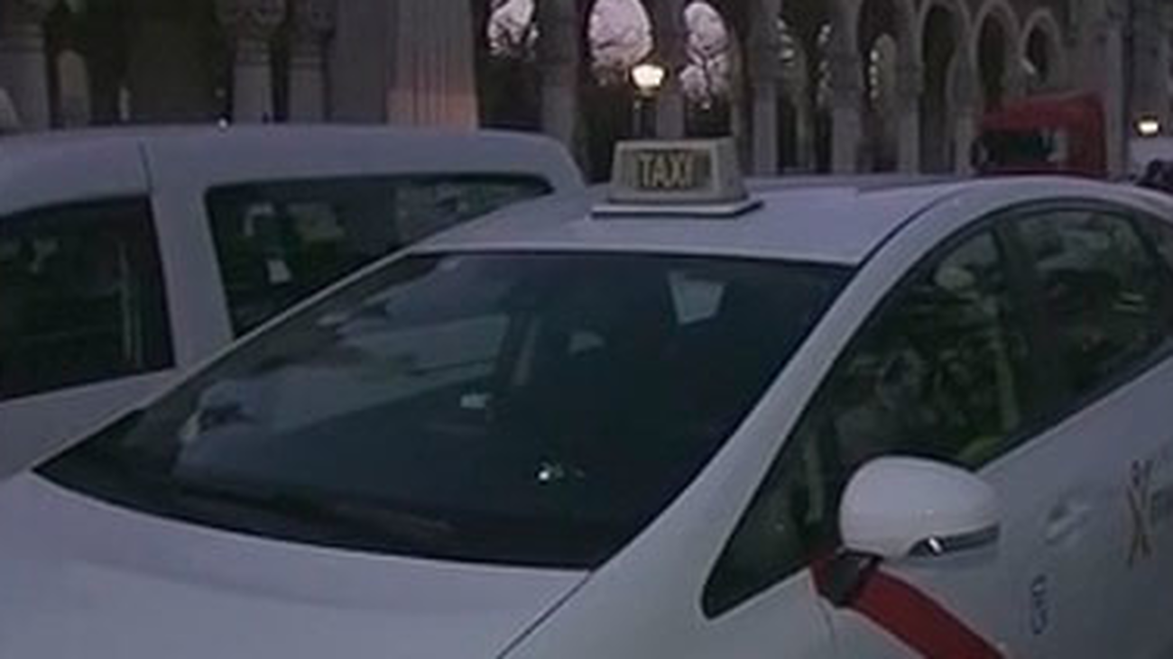 Un centenar de taxistas bloquea la entrada del cementerio de la Almudena