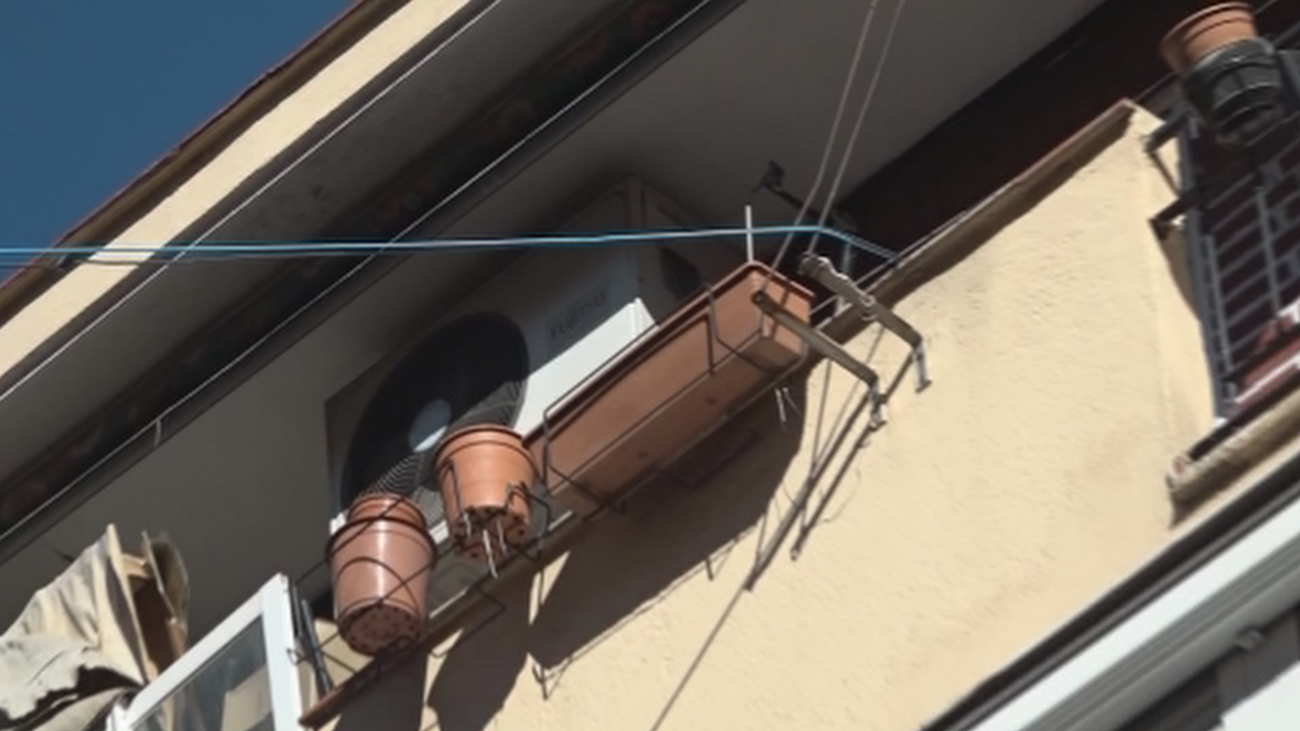 Dos viviendas okupadas comparten luz de forma ilegal en Carabanchel