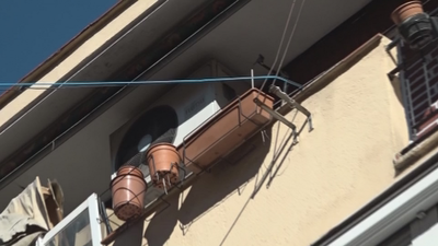 Dos viviendas okupadas comparten luz de forma ilegal en Carabanchel