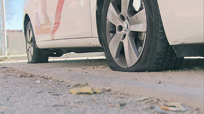 Cuatro taxis con las ruedas pinchadas en el barrio de Orcasitas