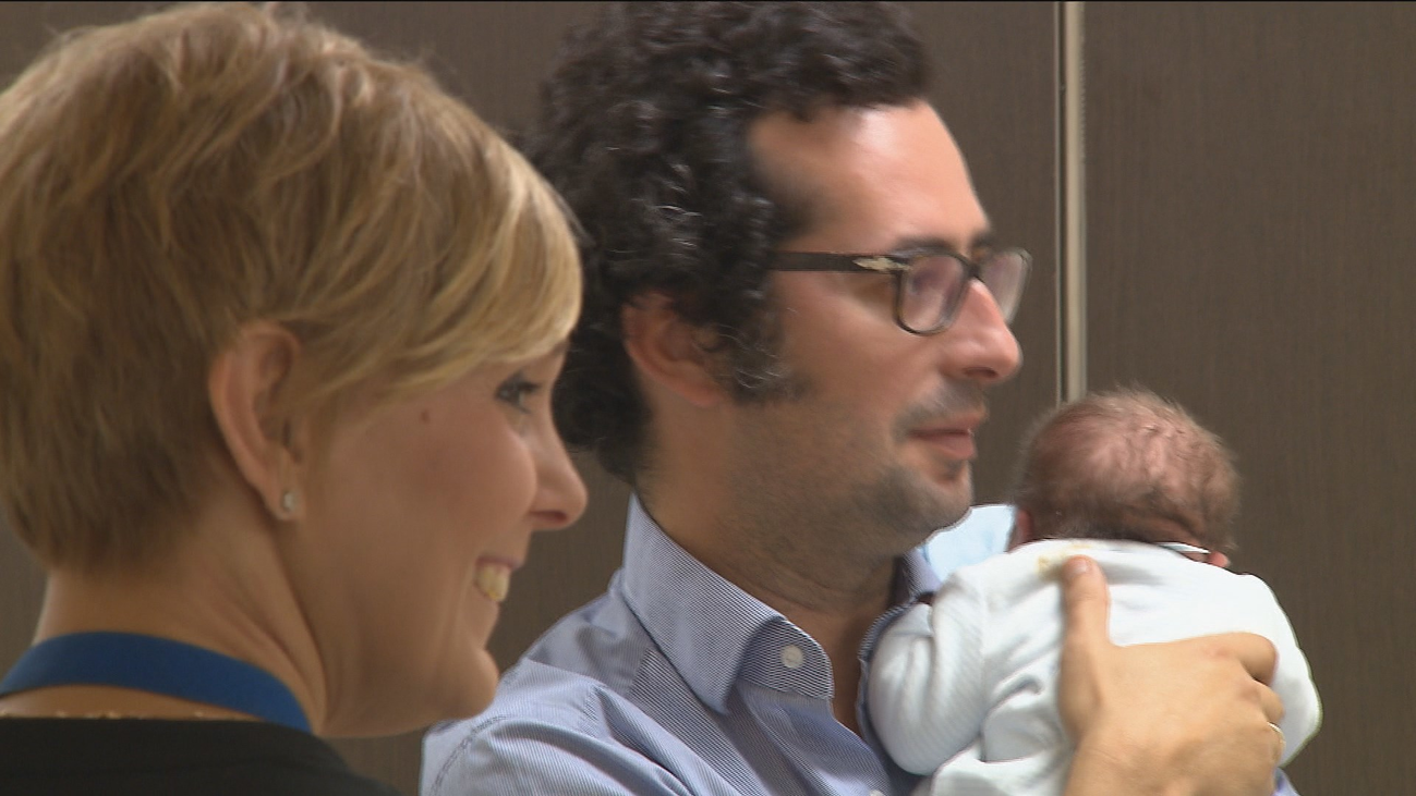 La UE acuerda un permiso de paternidad de 4 meses, dos más para padres y madres