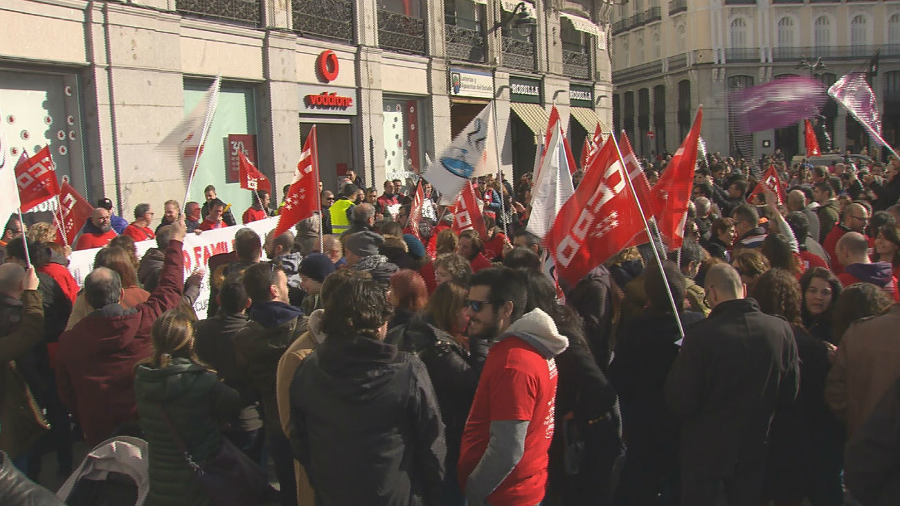 Cientos de personas protestan en Sol contra el ERE de Vodafone