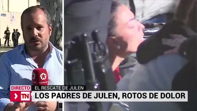 Los padres de Julen acuden al tanatorio acompañados de vecinos