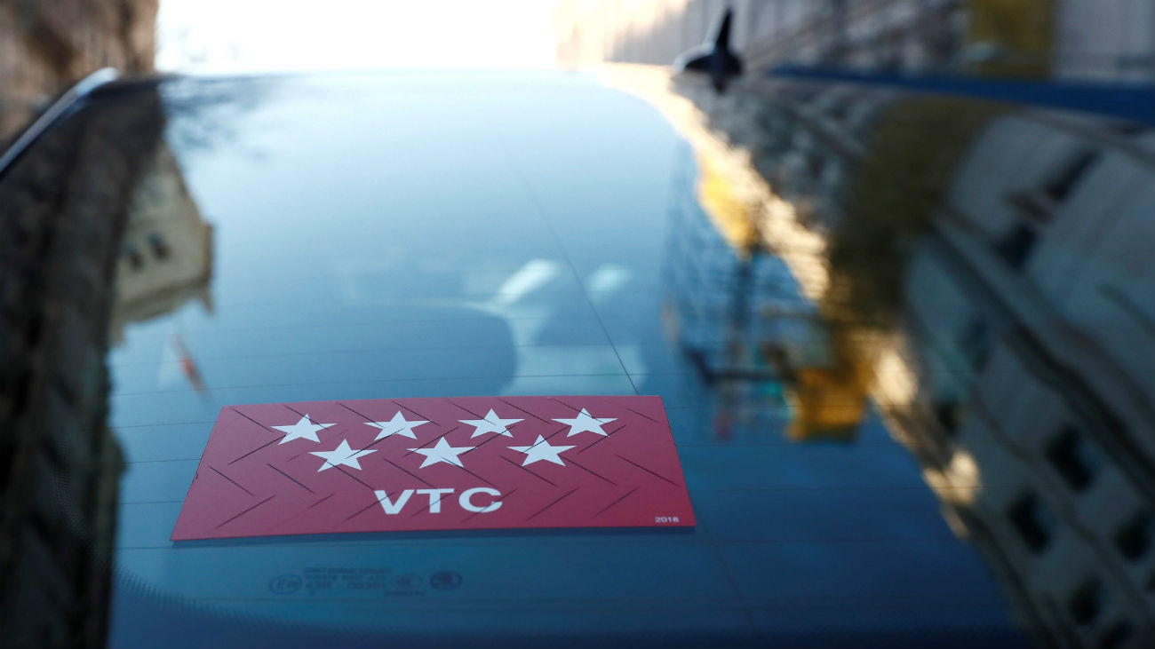 Vista de un coche de VTC circulando esta tarde por las calles de Madrid