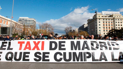 Los taxistas acampan en el Paseo de la Castellana
