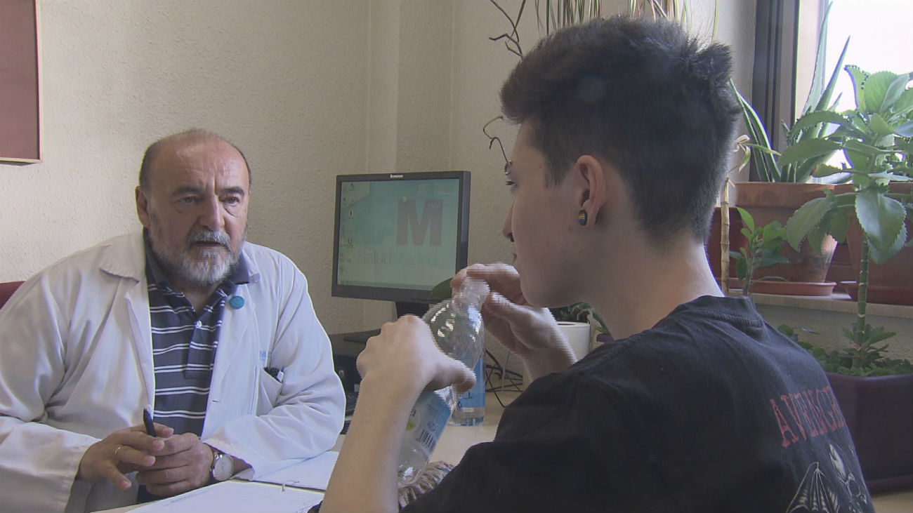 La comunidad reparte las primeras tarjetas sanitarias para transexuales