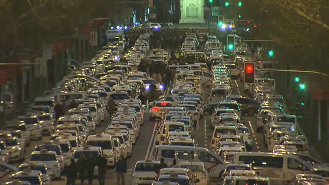Los taxistas toman la Castellana para "petar" Madrid