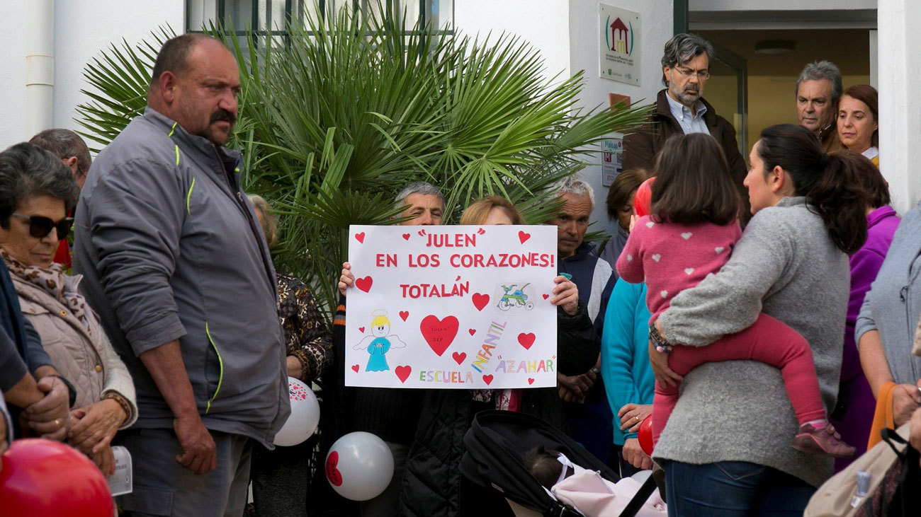 Vecinos de Totalán (Málaga) guardan un minuto de silencio en memoria de Julen