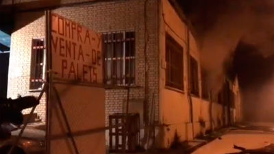 Arde una nave con palés de madera en Arganda y muere en su interior un perro