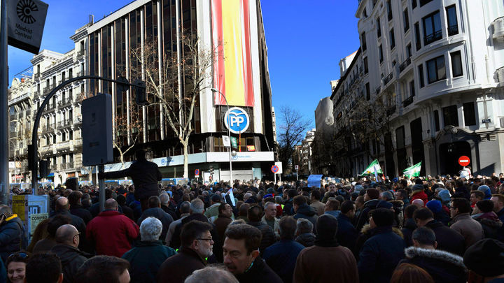 Los taxistas trasladan su protesta a la calle Génova, en frente del PP