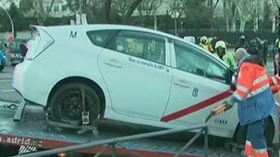 Retiran con grúas los taxis acampados en el paseo de la Castellana