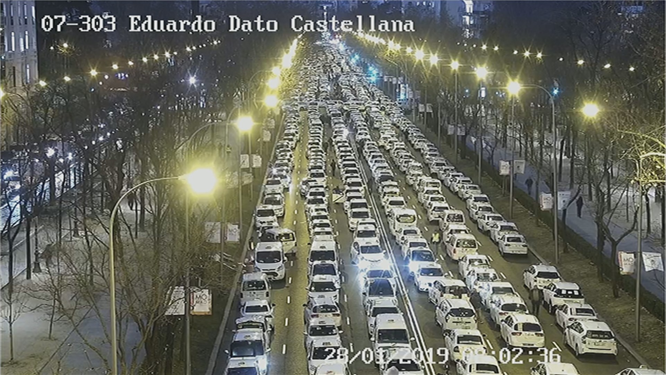 El bloqueo de la Castellana por los taxistas provoca el caos en el tráfico circundante