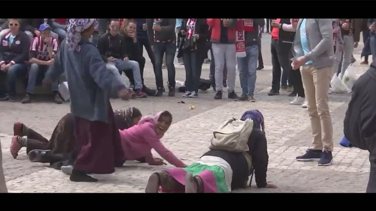 El fiscal pide cárcel para 3 hinchas del PSV por humillar a mendigas en la Plaza Mayor
