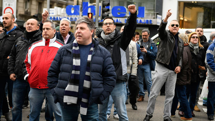 Taxistas se concentran en la calle Génova por segundo día