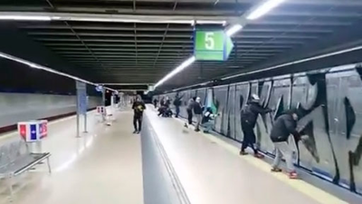 Detenidos dos grafiteros que pararon la Línea 7 del metro y encerraron a sus pasajeros para hacer  pintadas