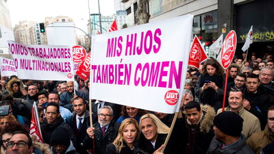Unos mil conductores de VTC protestan frente a las sedes de Podemos y del PSOE