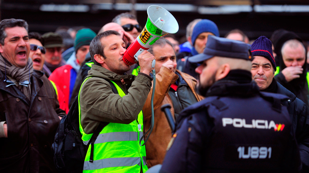 Los taxistas en huelga: primero en UGT y de allí, a pie, a la sede del PP