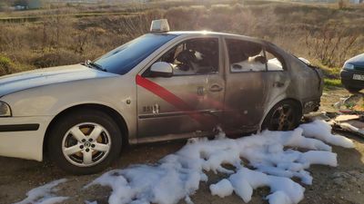 Los taxistas denuncian 128 vehículos dañados durante la huelga y que uno de ellos fue quemado