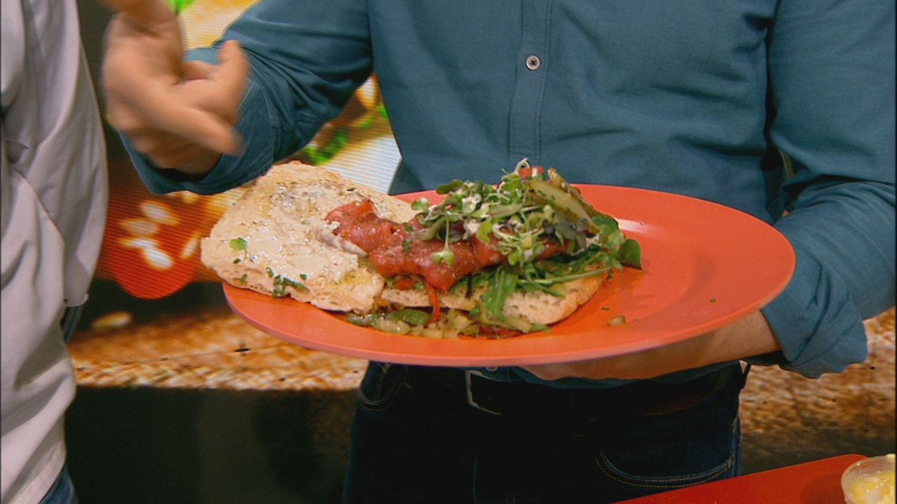 Preparamos un bocadillo de lomo en salmuera