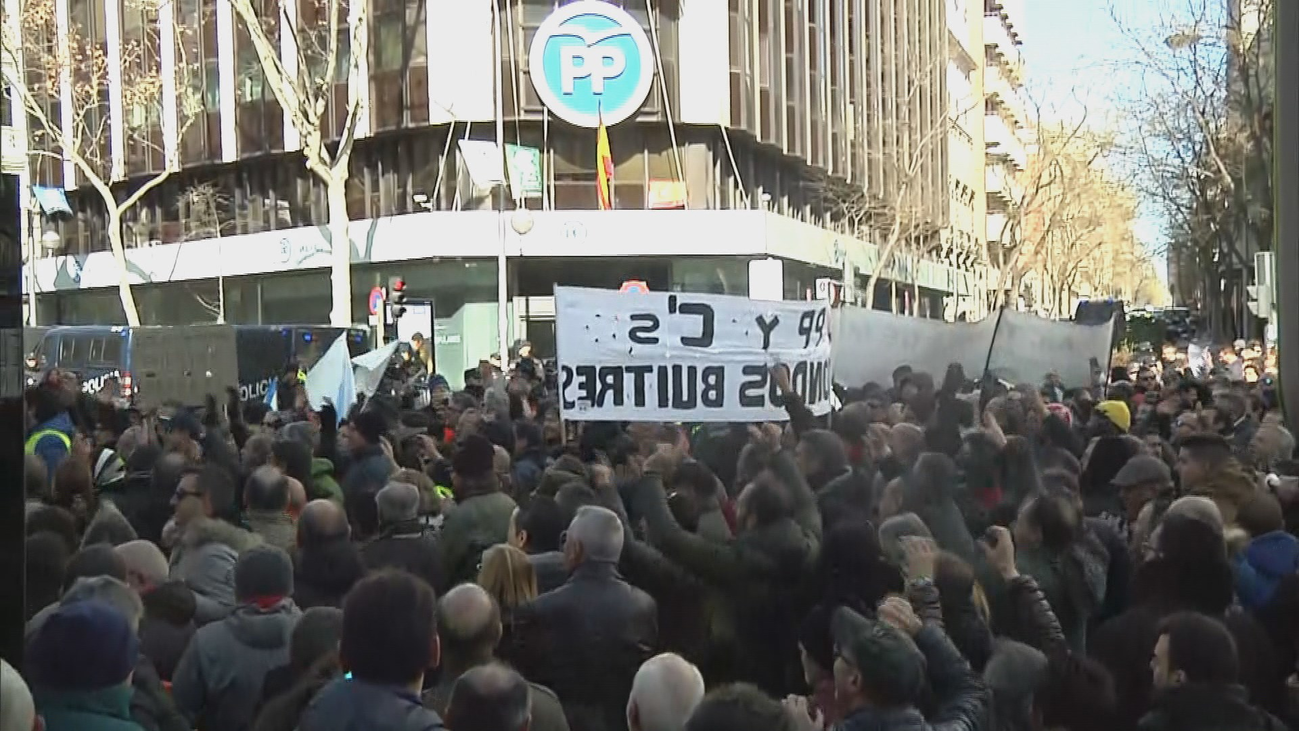 Cientos de taxistas protestan por tercer día consecutivo ante la sede del PP en Génova