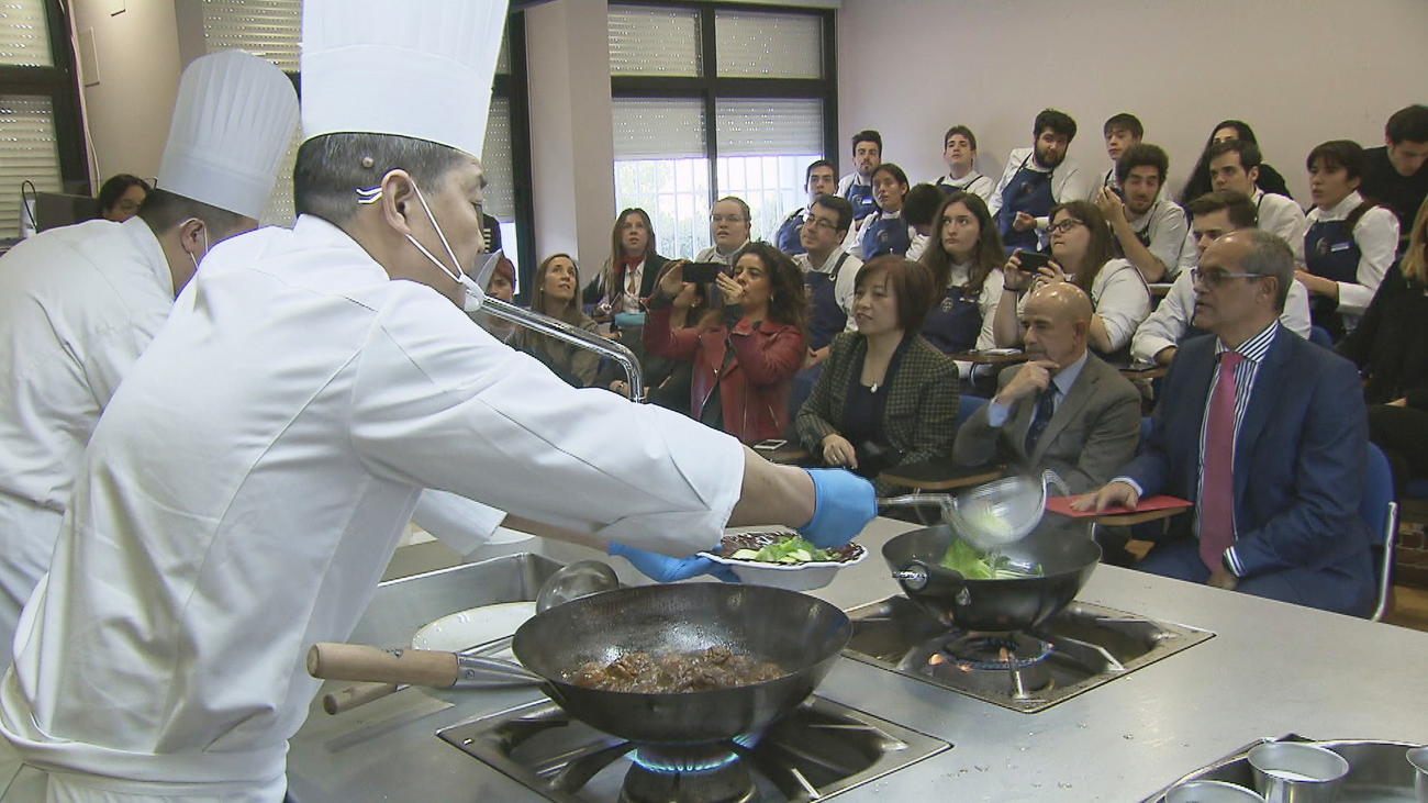 La Escuela Superior de Hostelería se prepara para el Año Nuevo chino