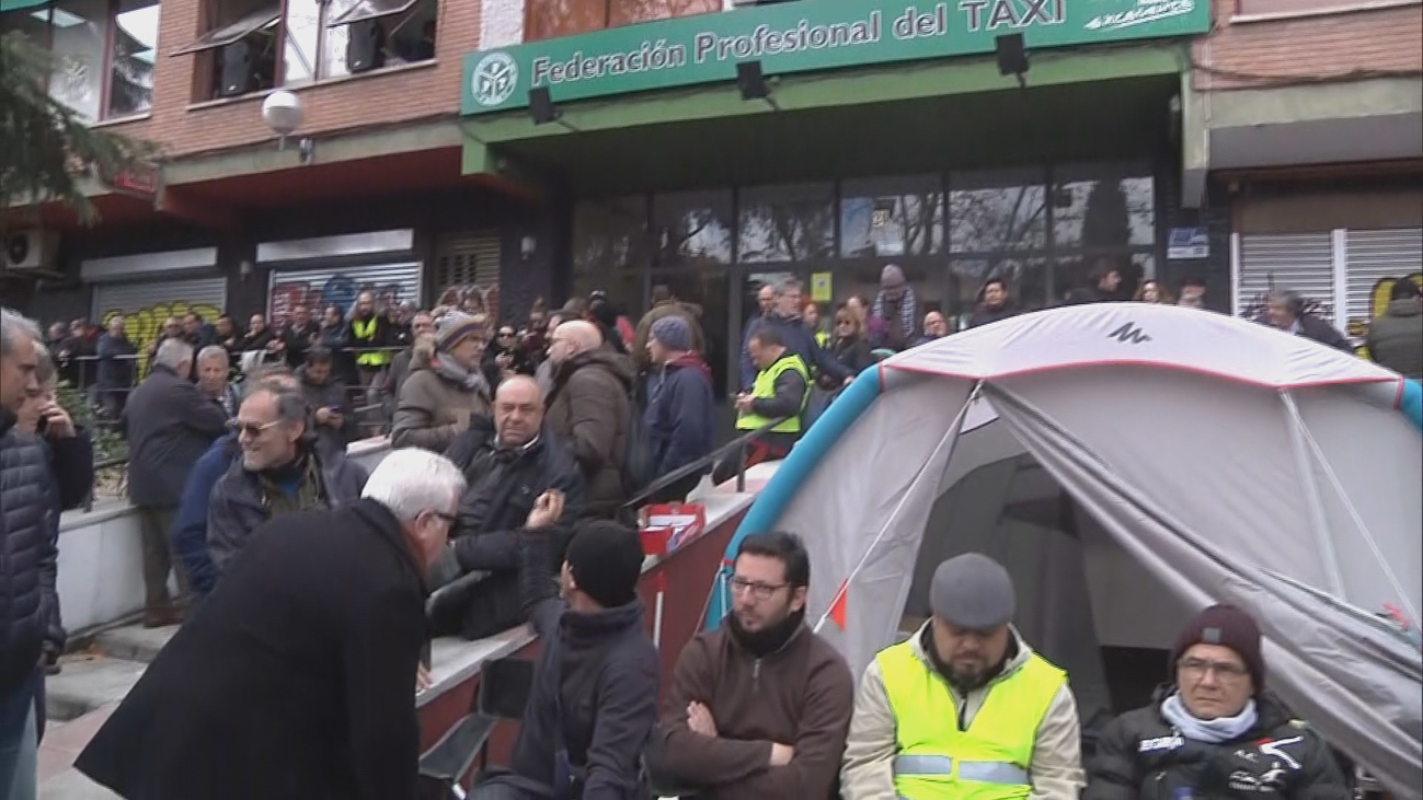 Los taxistas se reúnen en  Vallecas para apoyar a sus compañeros en huelga de hambre