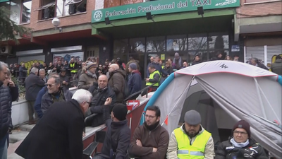 Los taxistas se reúnen en  Vallecas para apoyar a sus compañeros en huelga de hambre