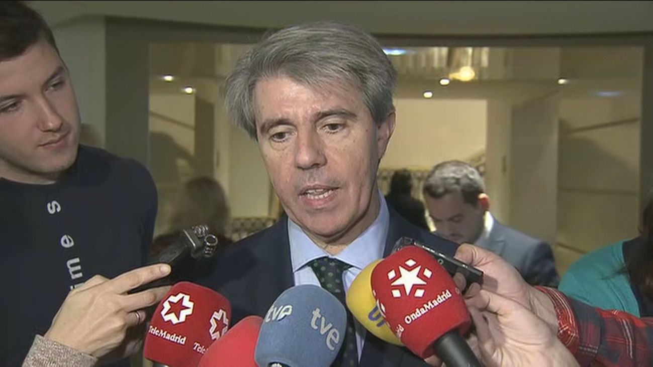 Garrido rechaza la pretensión de los taxistas de que decida el Ayuntamiento la precontratación