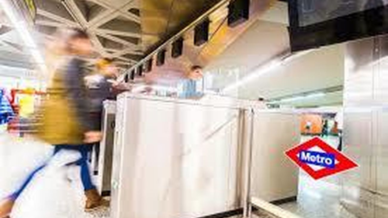 La estación de Metro de El Capricho estrena el sistema de tornos abiertos