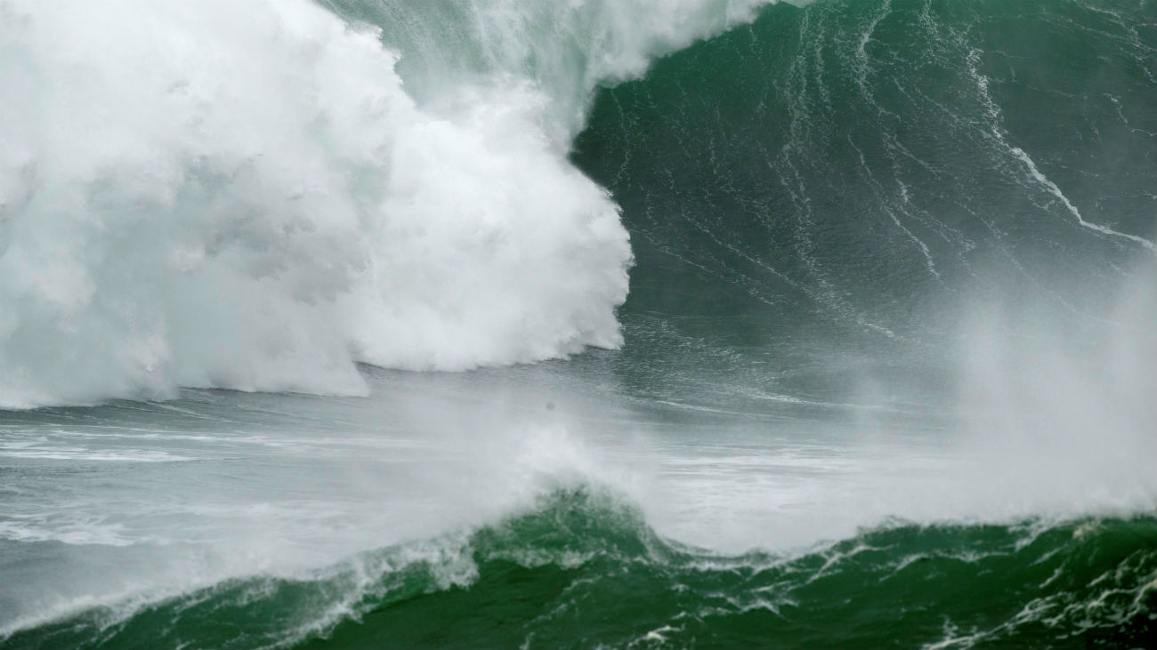 Una gran ola rompe cerca de la costa de Ribadeo (Lugo)