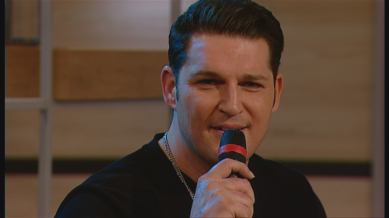 Manu Tenorio presenta 'Llevo tu luz' meses después de su accidente