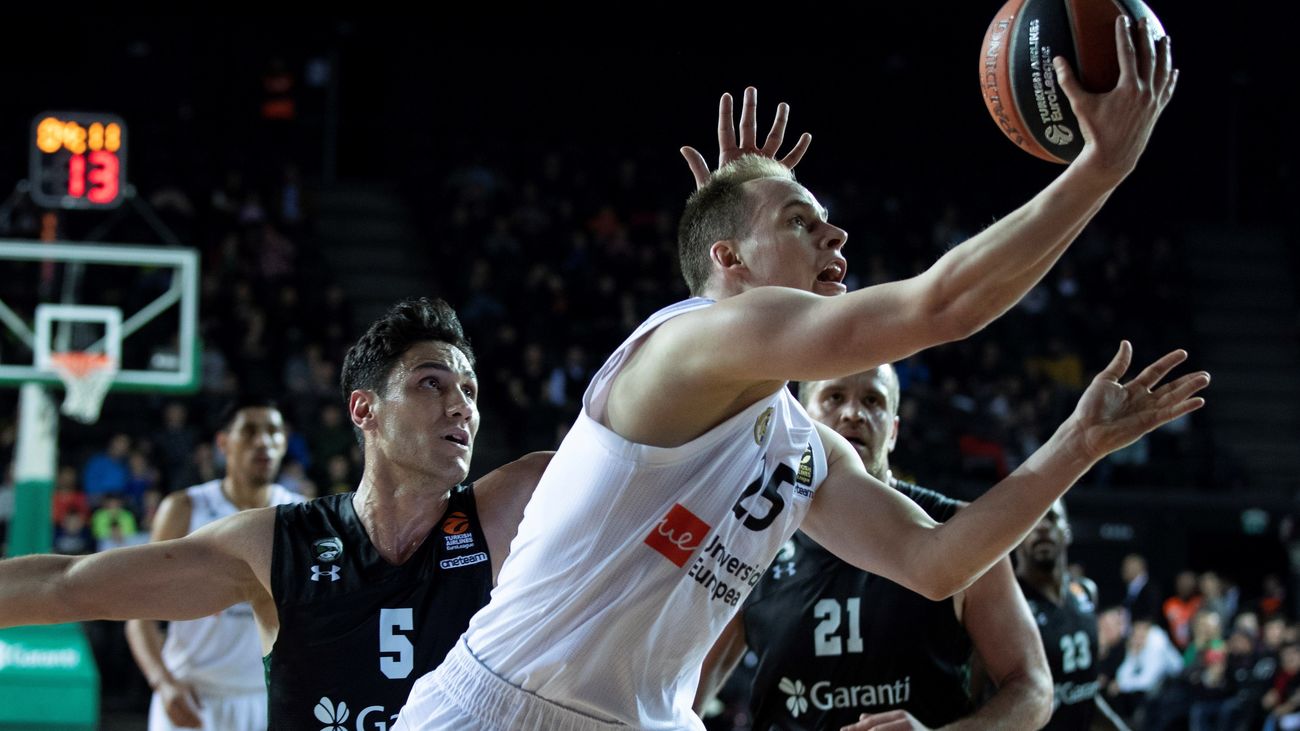 El Real Madrid salva los muebles en Estambul y acecha el liderato.  Darussafaka 82 Real Madrid 86