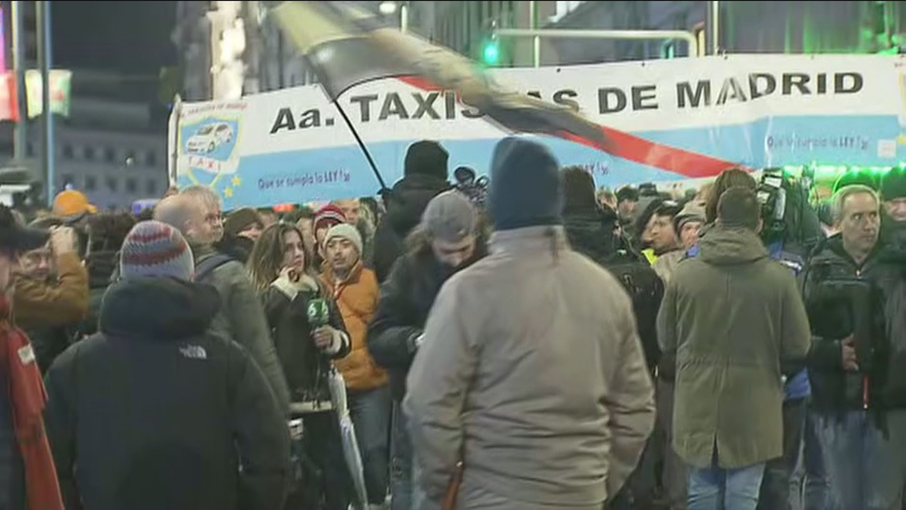 Los taxistas vuelven a cortar el tráfico  en Gran Vía y parte del Paseo del Prado