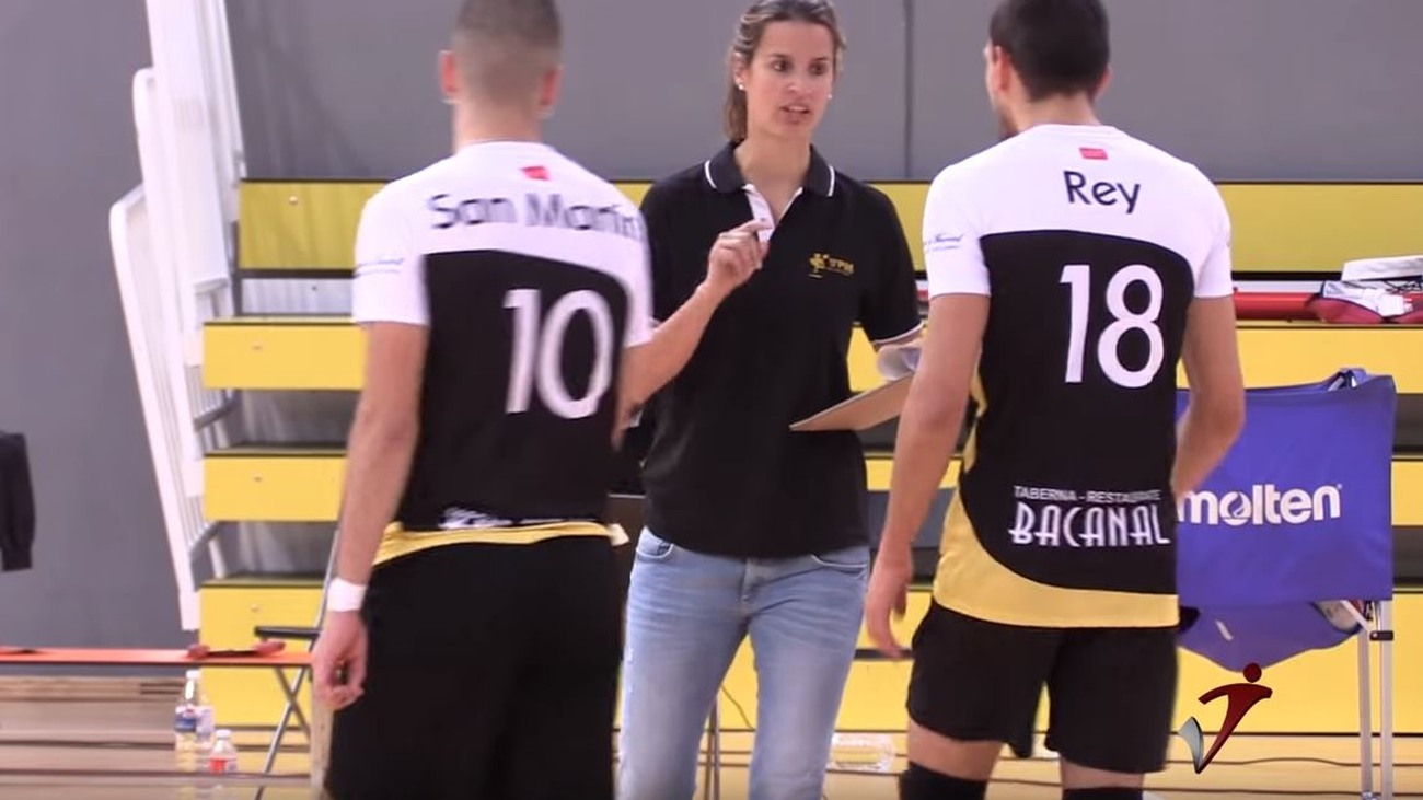 Delfina Ferrer, única entrenadora de la Superliga Masculina