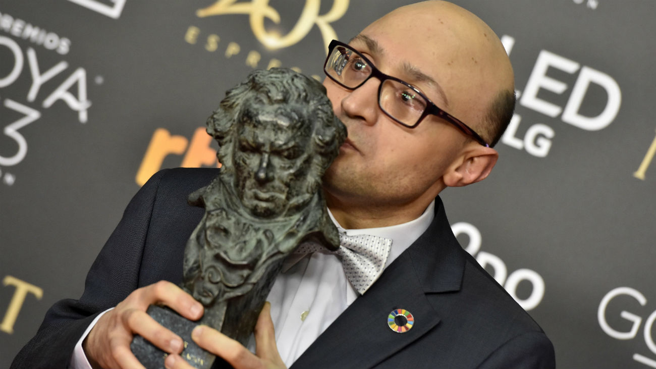 El actor Jesús Vidal tras recibir el Goya al Mejor Actor Revelación, por su papel en "Campeones"