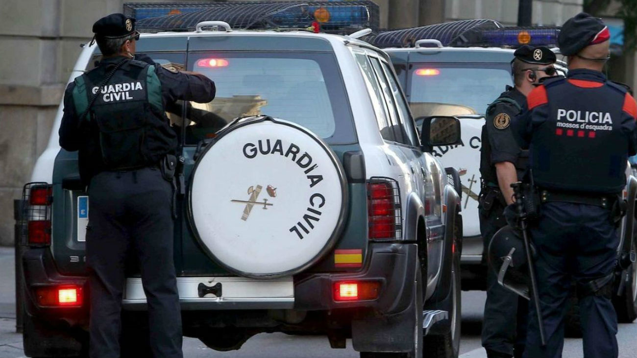 Guardias civiles y mossos en una operación