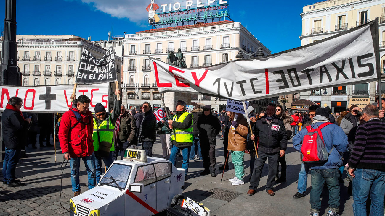 Taxistas madrileños movilizados en la Puerta del Sol