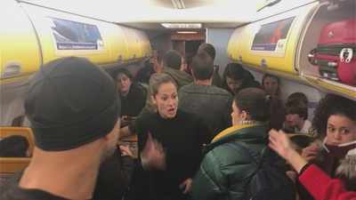 Los pasajeros españoles relatan su odisea tras pasar 6 horas encerrados en un avión de Ryanair