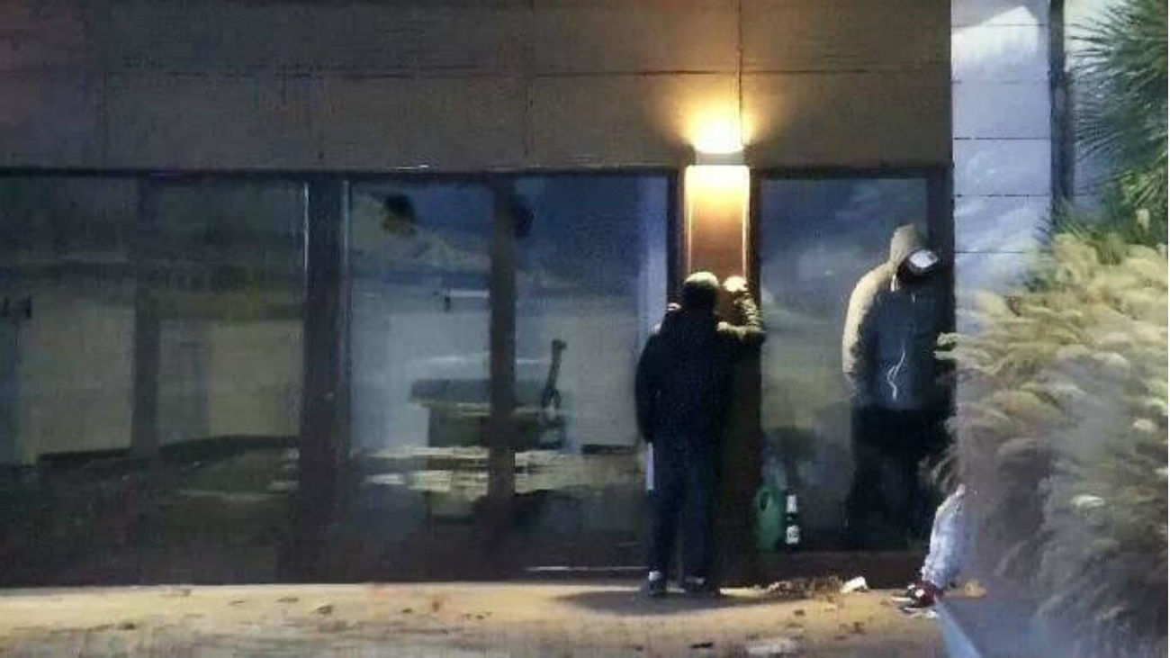 Un grafitero, pillado in fraganti mientras pintaba en el Ayuntamiento de Galapagar