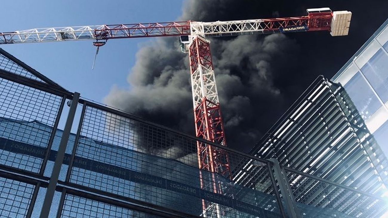 Aparatoso incendio en un edificio en construcción en Ríos Rosas