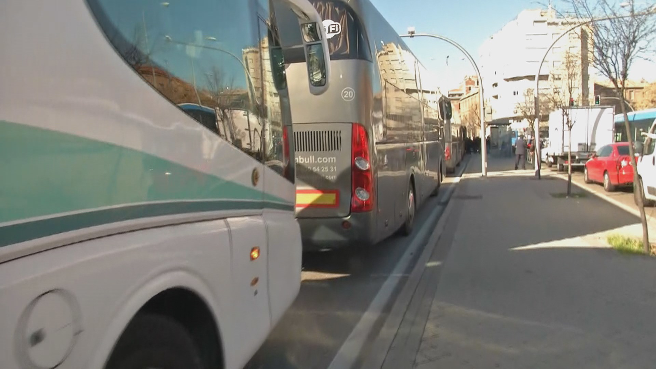 Decenas de autocares discrecionales cortan el carril bus de O'Donnell