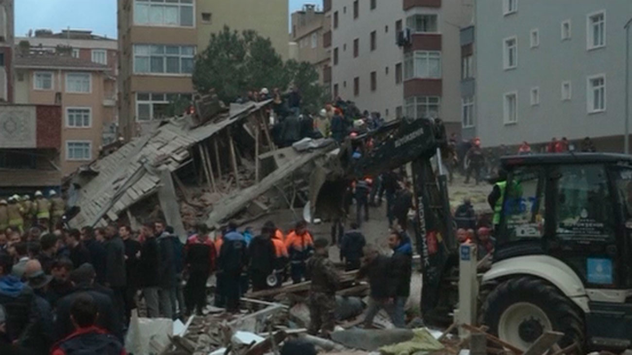 Al menos dos muertos y seis heridos al derrumbarse un edificio en Estambul